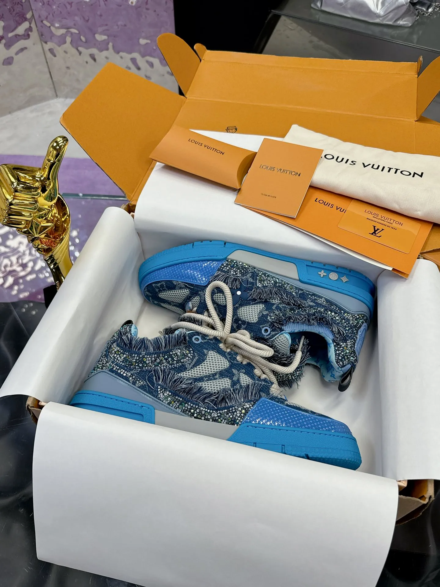Men's shoes 💰900❤️❤️❤️ 𝙇𝙑 Bread shoes have added new colors 💓 Craftsmanship series 𝟐𝟎𝟐5/𝐒𝐒 𝐧𝐞𝐰 Louis Vuitton catwalk skate shoes are popular, LOUIS VUITTON Trainer is undoubtedly one of the most successful Sneakers launched by luxury brands, but the pace of exploration will not stop. LOUISVUITTON will also bring a new series of skateboard shoes in the spring of 2025. The new series in the picture returns to the 90s Chunky Skate Shoes look and feel. The uppers are made of leather and mesh. The fat silhouette and thick shoelaces are very eye-catching. It is expected to have quite a few colors like the Trainer. Judging from the previous DIOR show skate shoes, this chunky style may be even stronger next year. 💎 Size: Female 35-40 Male 39-46
